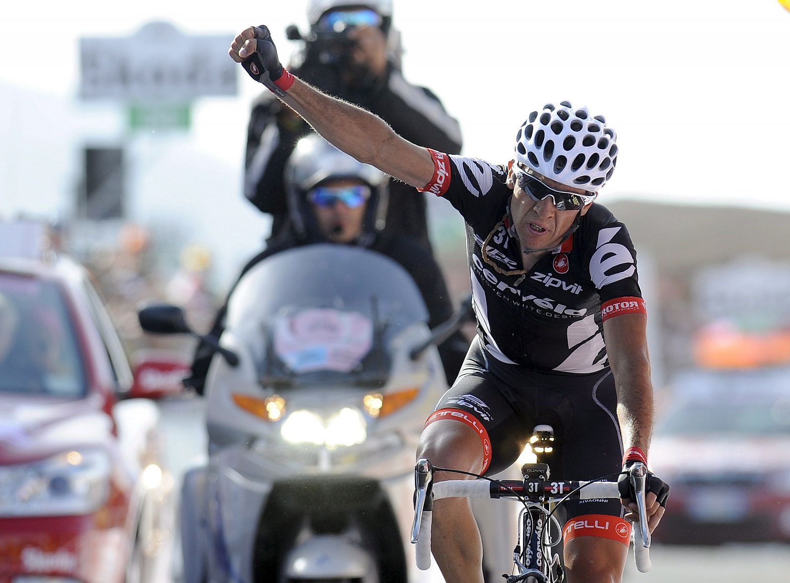El ciclista español del equipo Cervélo, Carlos Sastre, celebra la victoria.