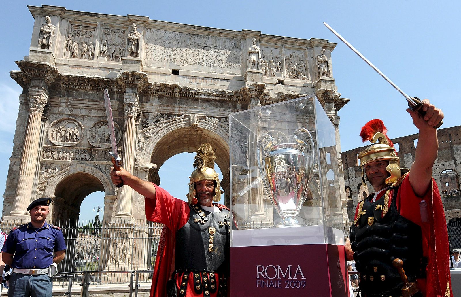 La Copa de la Champions está muy bien custodiada en Roma.