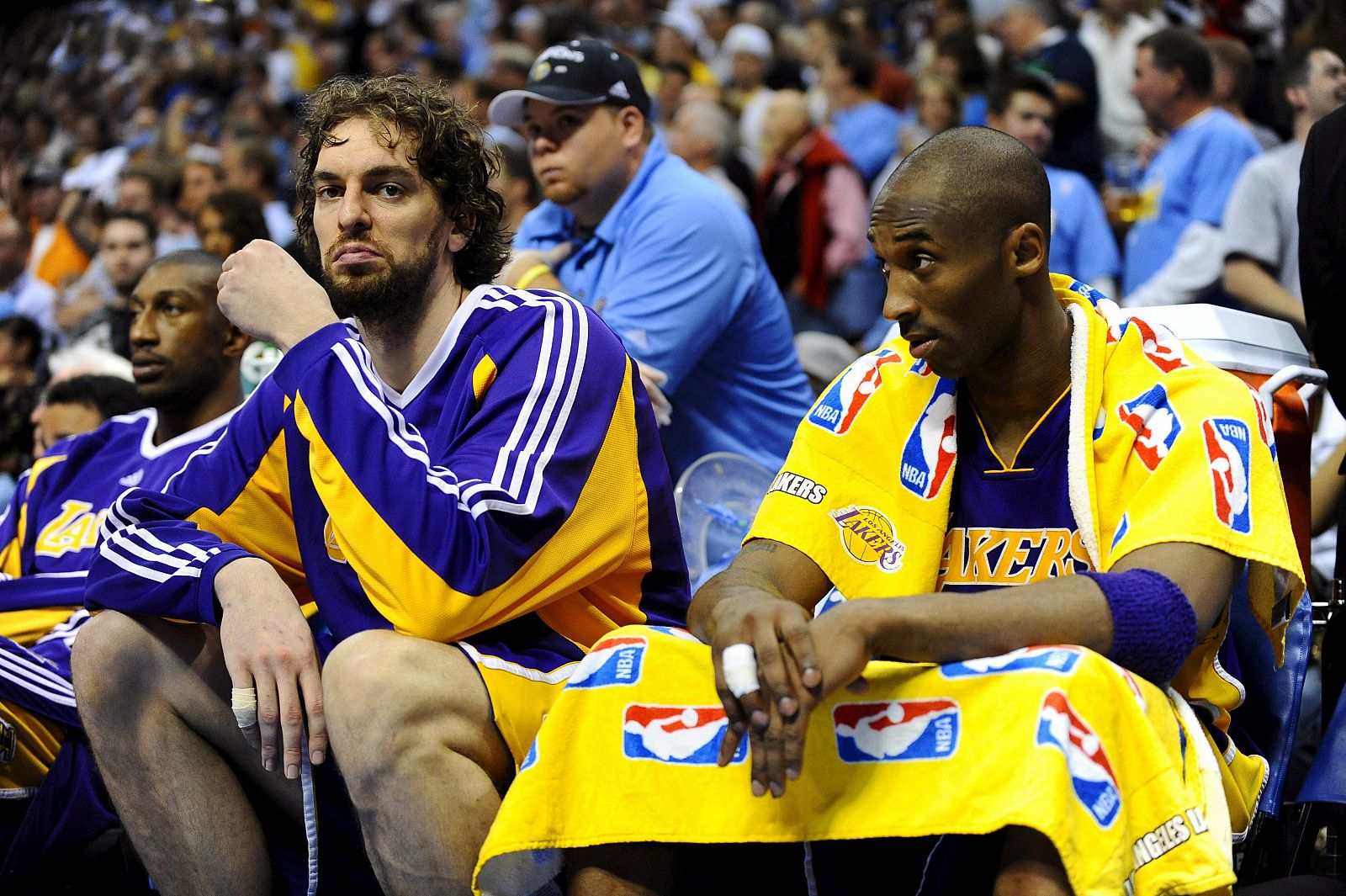 Pau Gasol y Kobe Bryant observan desde el banco a sus compañeros frente a los Nuggets.