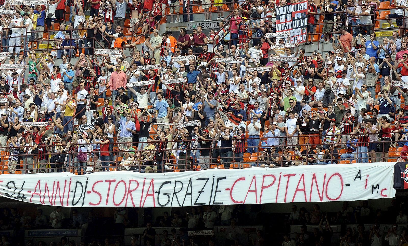 Seguidores del AC Milán cuelgan una pancarta en donde se lee " 24 años de historia gracias capitán" como despedida a Paolo Maldini