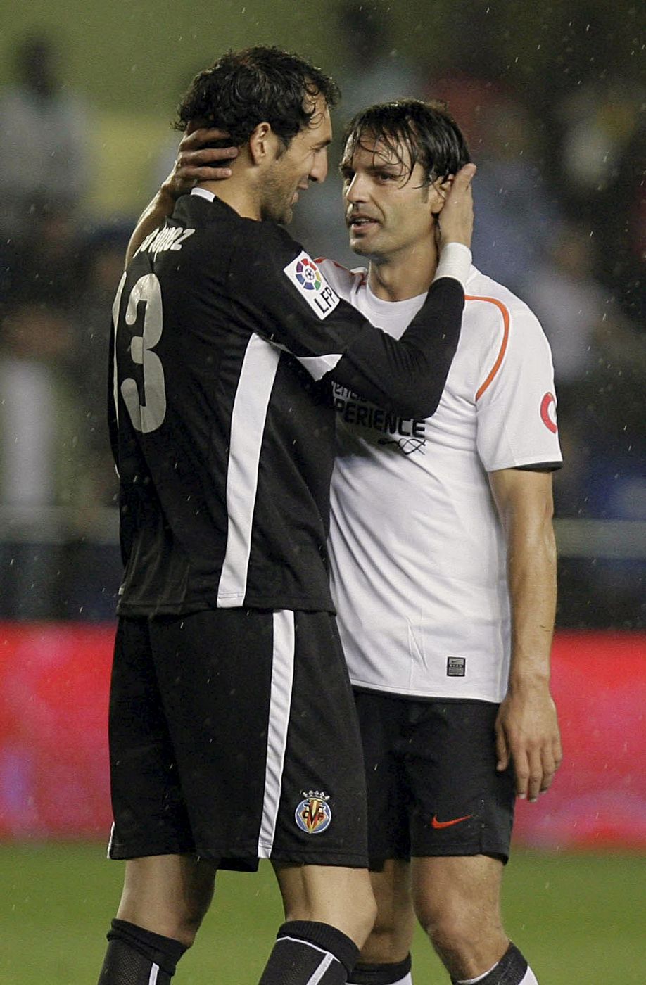 El portero del Villarreal CF, Diego López (i), saluda al delantero del Valencia CF Fernando Morientes.