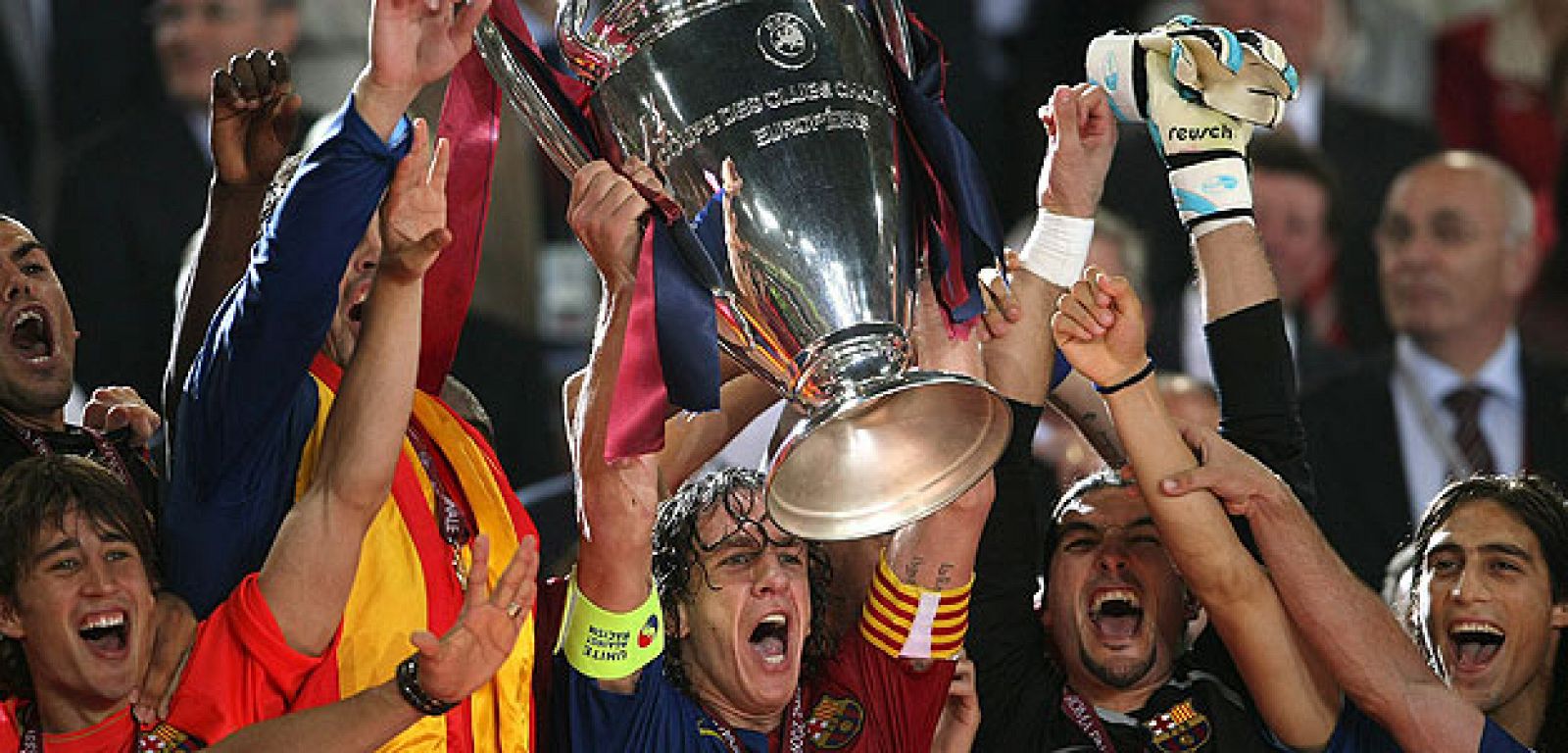 Puyol, capitán del Barcelona, levanta la Copa de Europa tras vencer al Manchester.