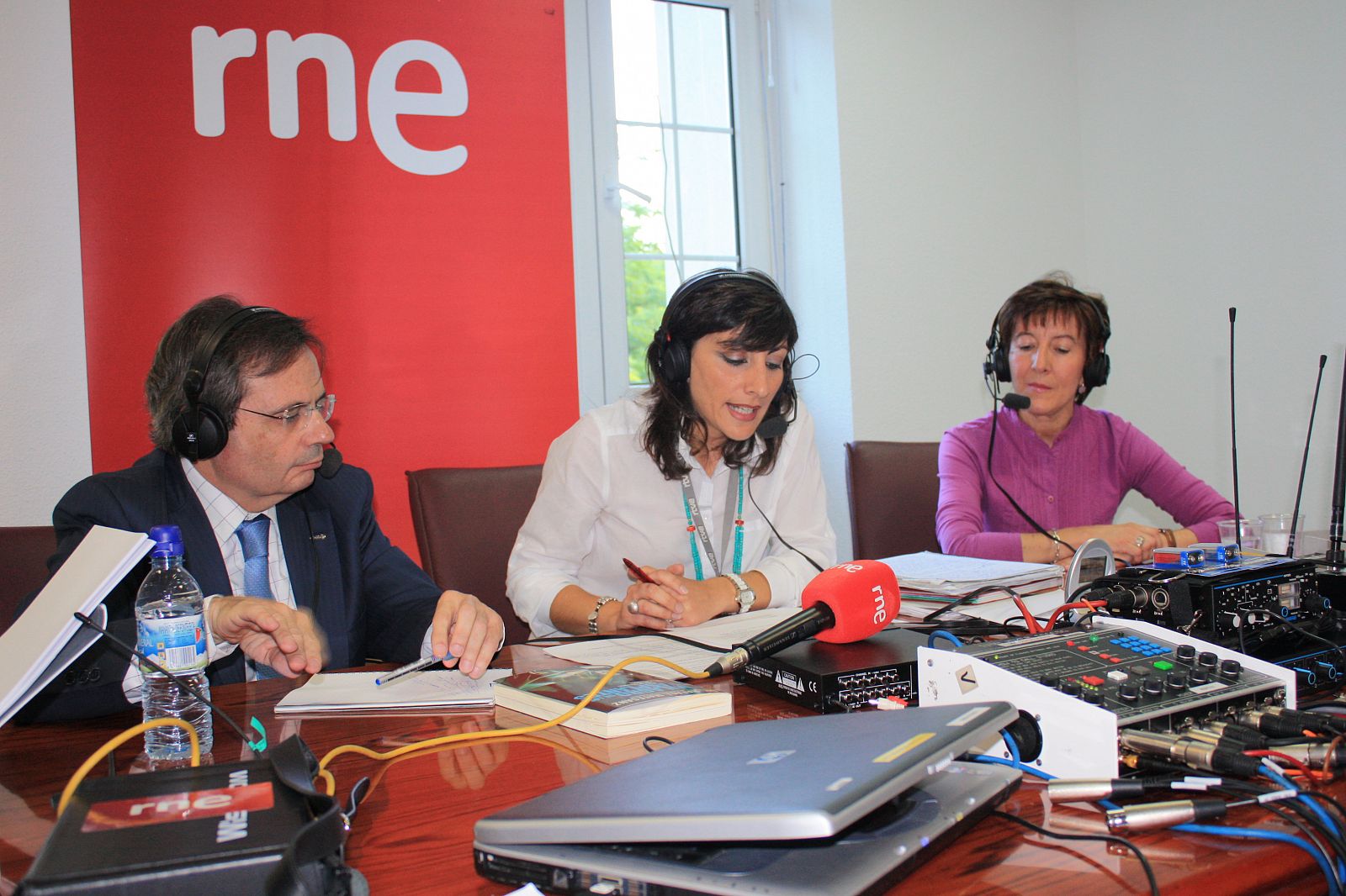 Mamen Asencio (en el centro), acompañada por el director de la ONT, Rafael Matesanz (a la izquierda), y la enfermera Encarna Sagredo (a la derecha).