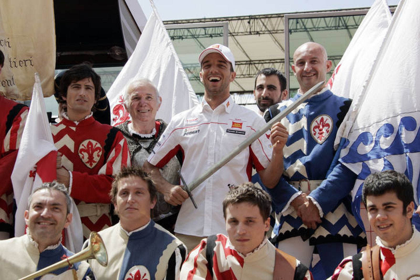   Alex de Angelis se lo pasó estupendamente con los 'sbandieratori'.
