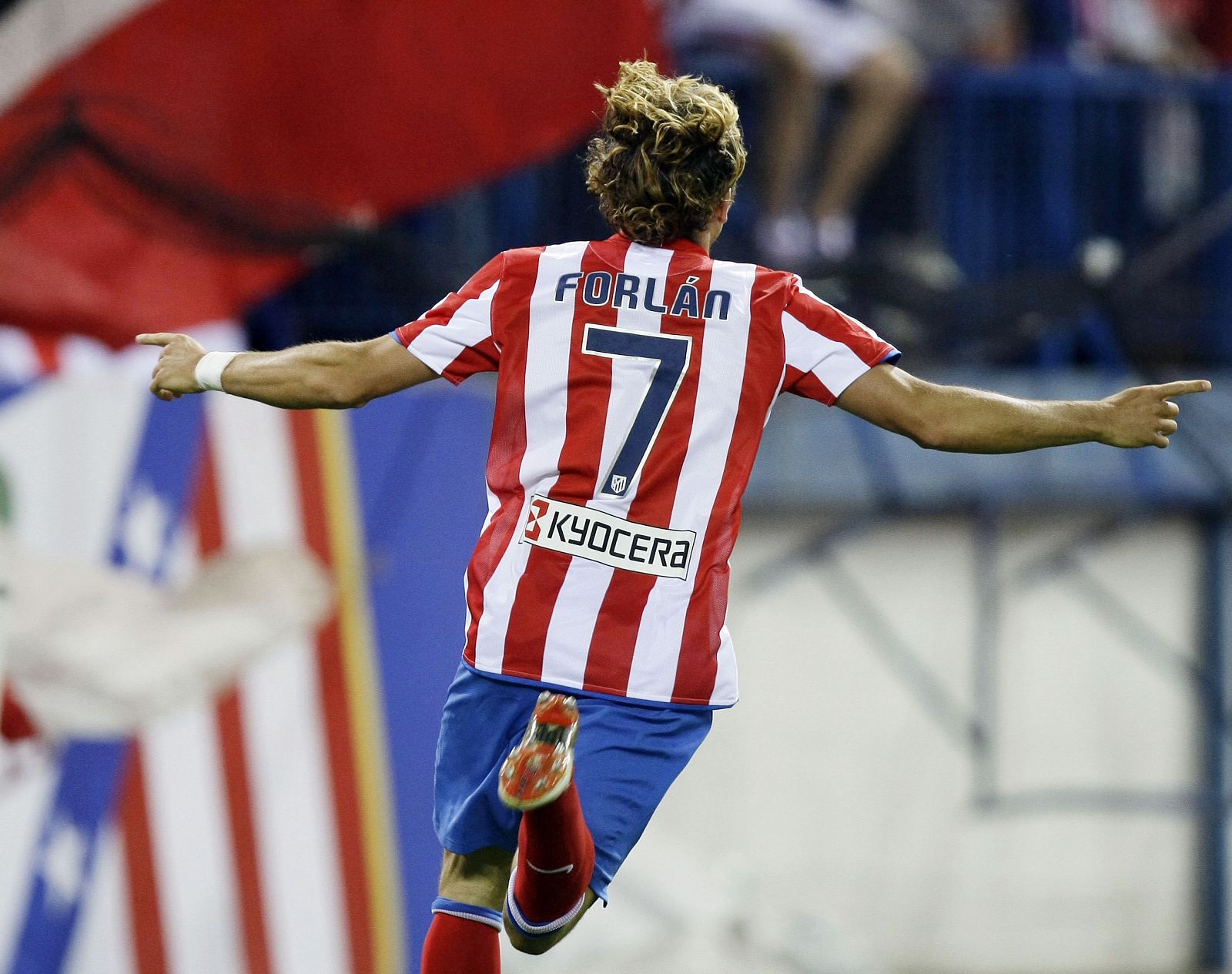 Diego Forlán celebra su 32º gol de la temporada