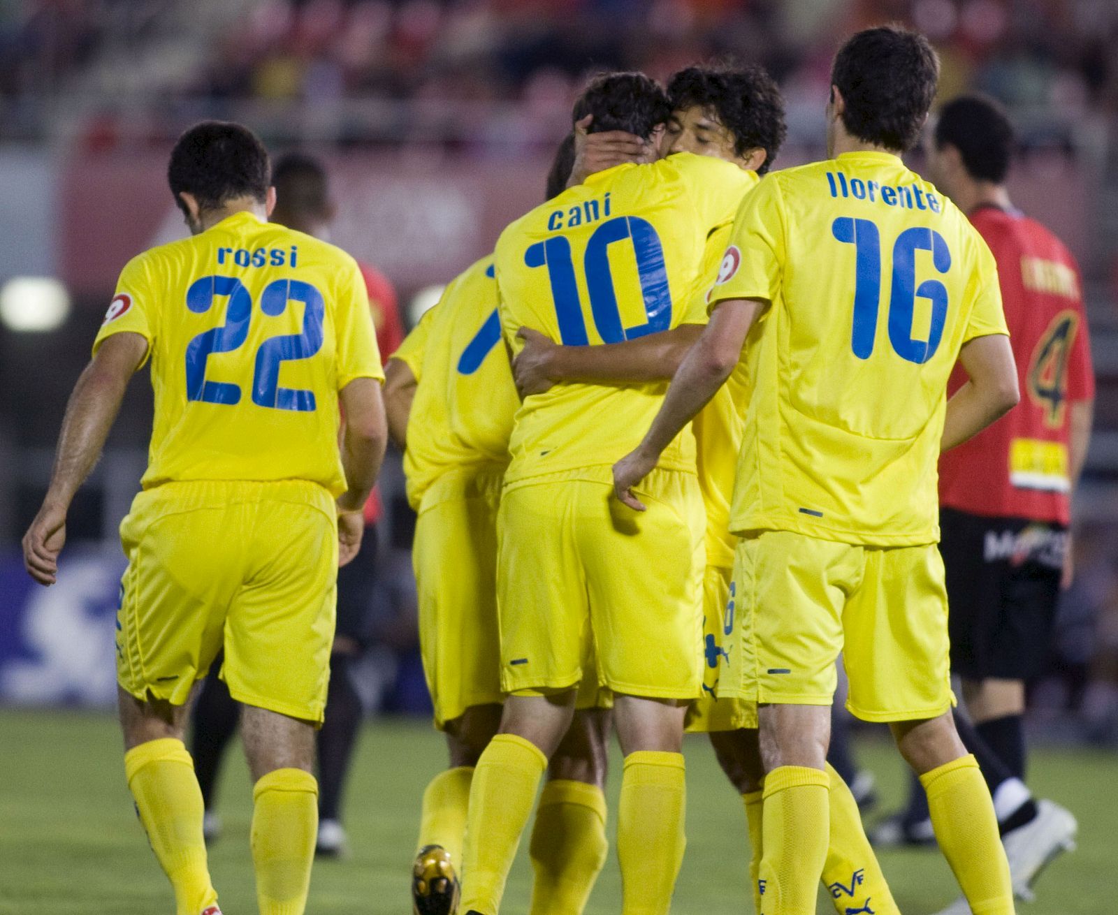 Cani celebra con sus cmpañeros el primer gol del Villarreal ante el Mallorca.