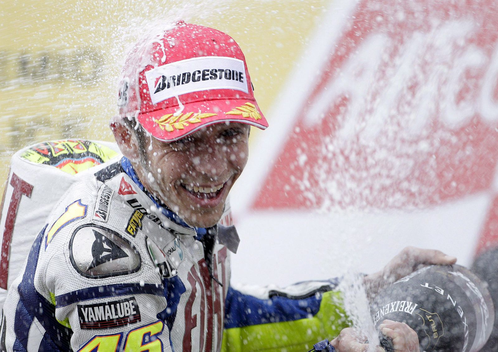 Valentino Rossi celebra en el podio su tercer puesto en el Gran Premio de Italia.