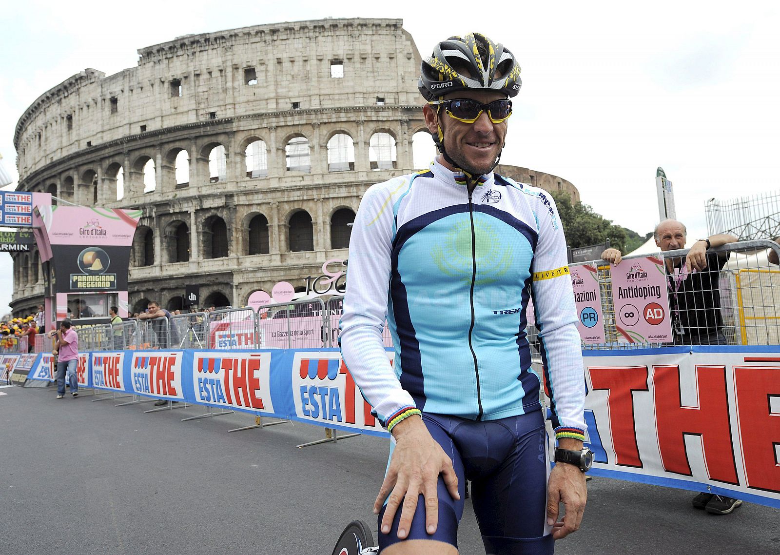 Armstrong posa para los medios antes de la crono de la última etapa en Roma.