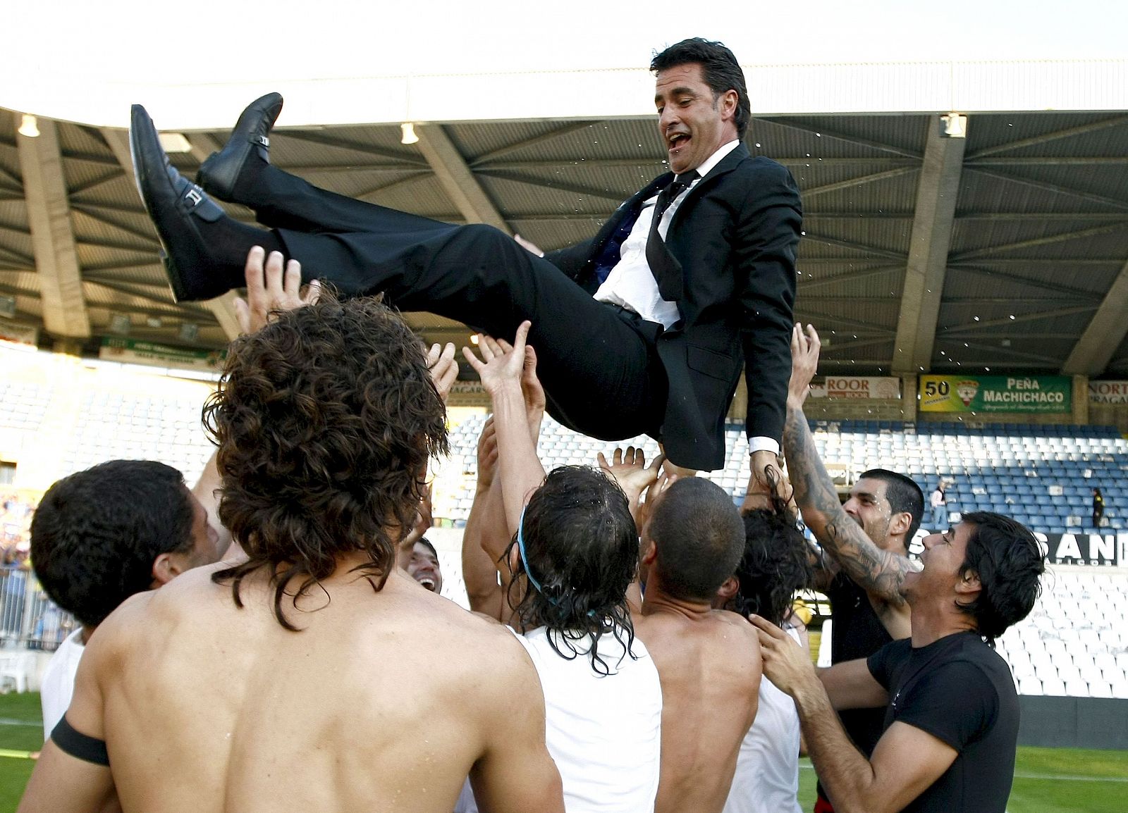 El entrenador del Getafe, Miguel González " Michel ", es manteado por sus jugadores tras empatar ante el Racing de Santander y evitar el descenso