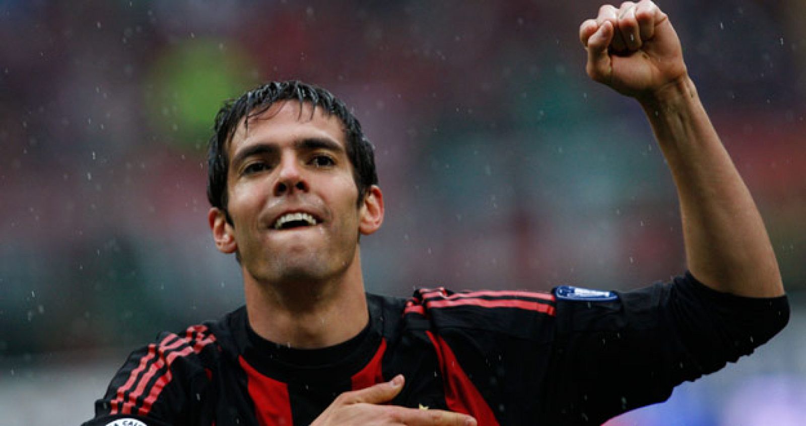 Kaká, el jugador brasileño del AC Milan celebra un gol en un partido de la liga italiana.