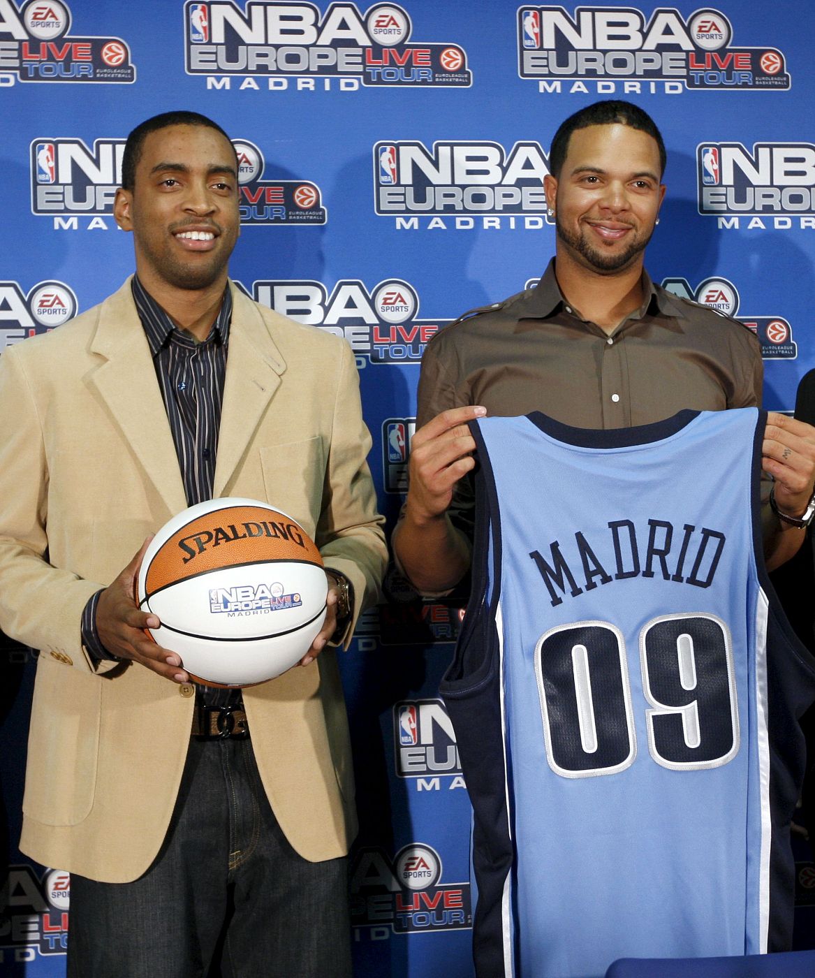 Los jugadores de baloncesto Deron Williams (d), de Utah Jazz, y Louis Bullock, del Real Madrid, durante la presentación