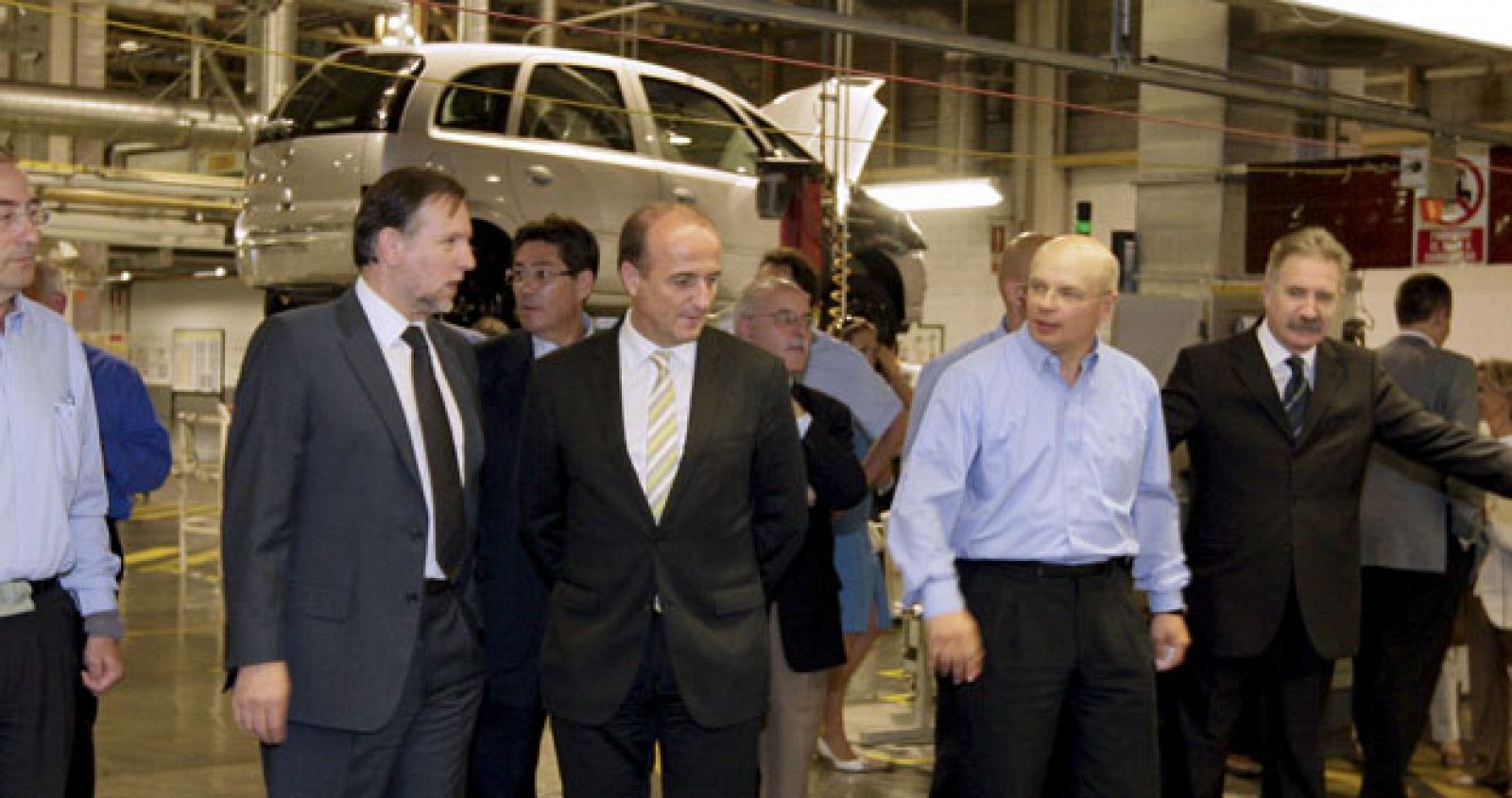 El ministro de Industria durante una visita a la planta de Figueruelas.