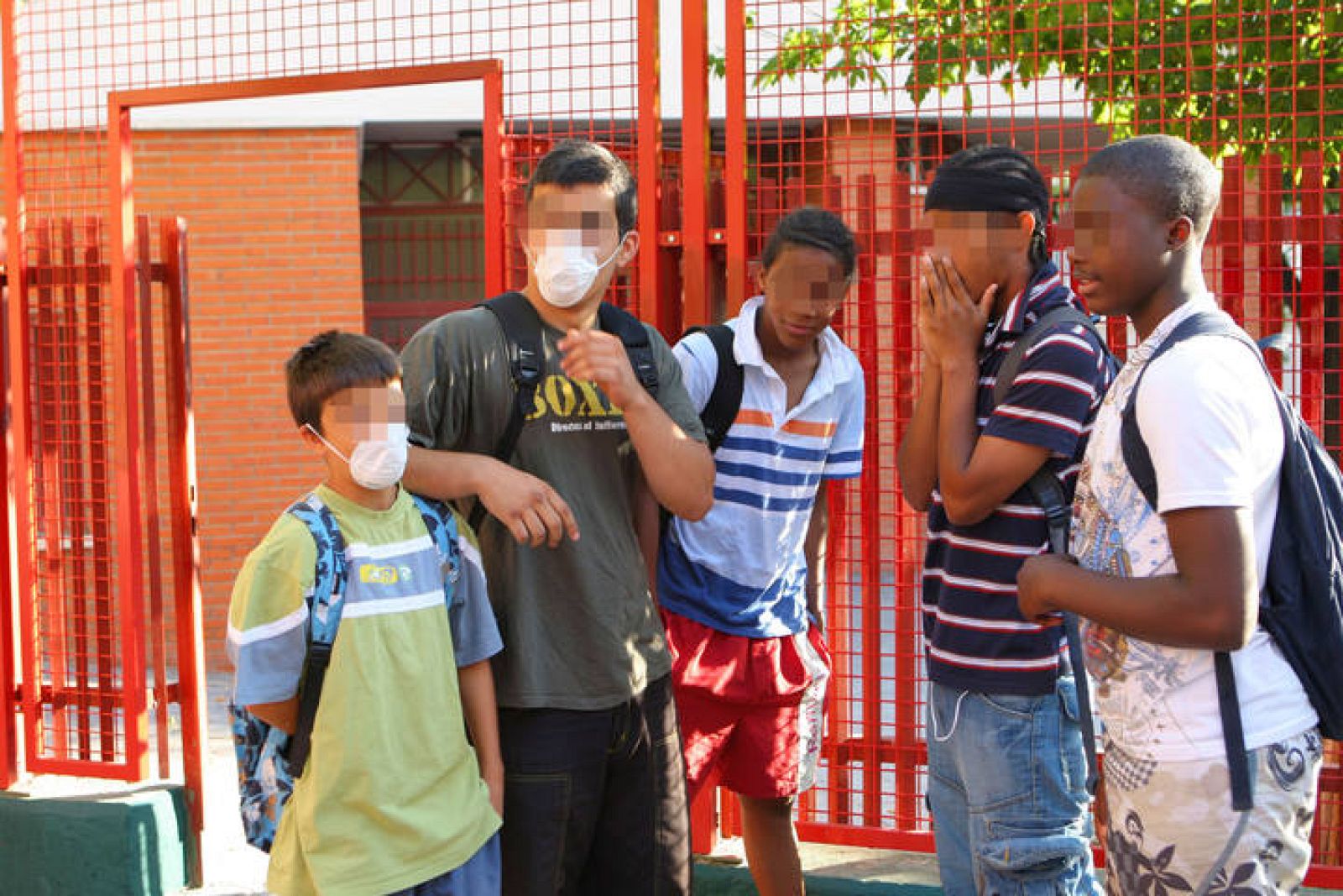 Varios jóvenes en la puerta del instituto Isaac Albéniz de Leganés.