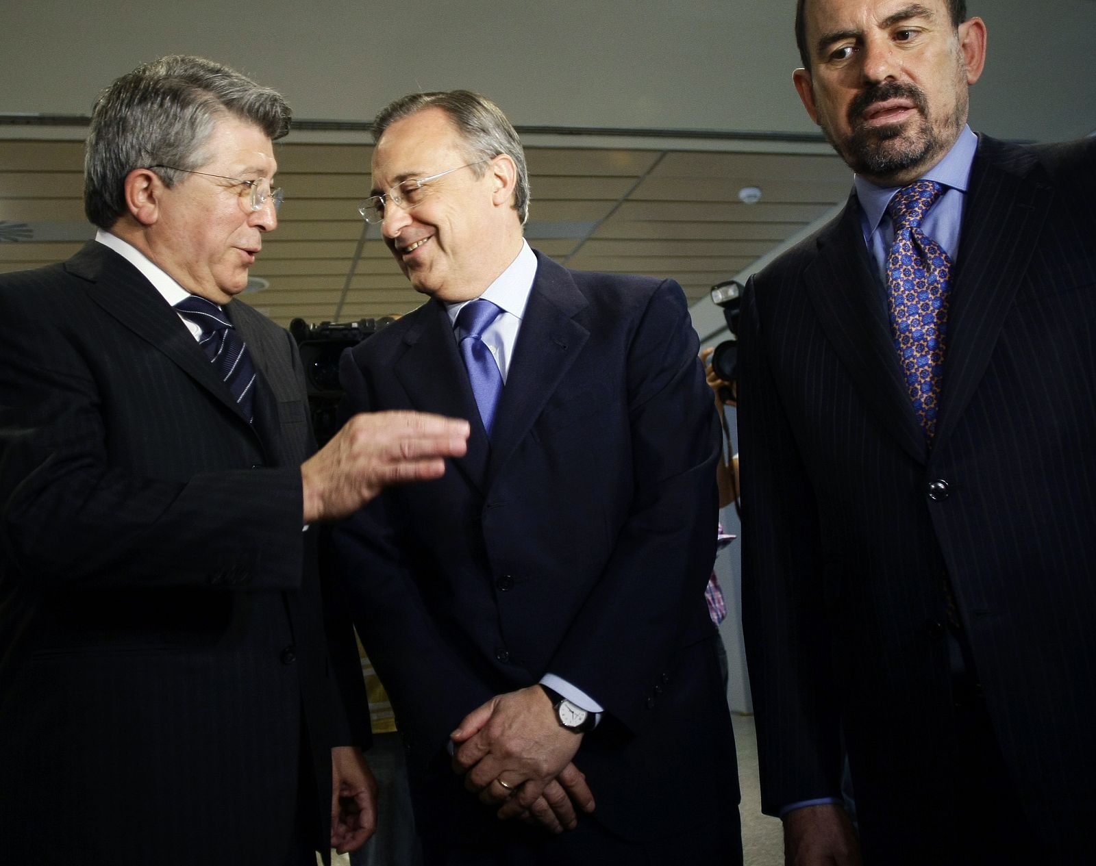 Enrique Cerezo y Florentino Pérez conversan con Ángel Torres como testigo.