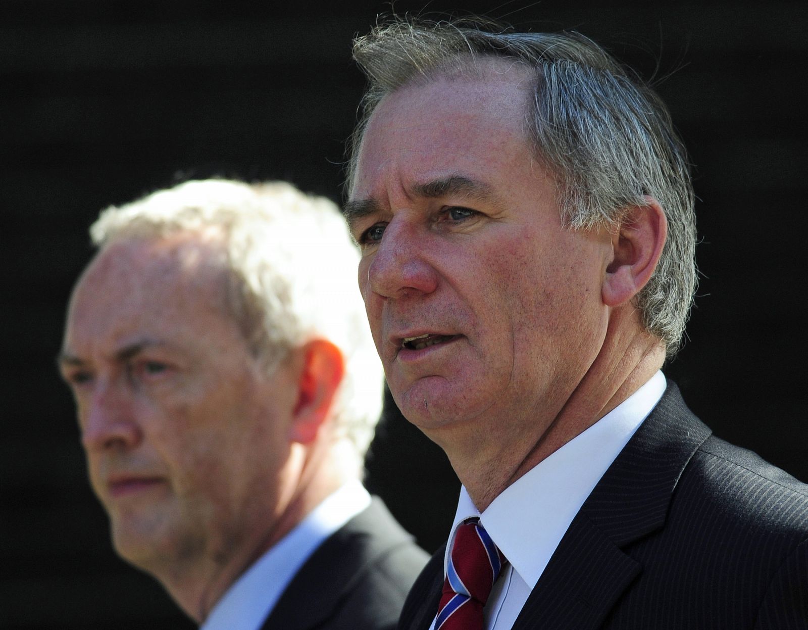 El ministro dimisionario, Geoff Hoon, junto al ya ex secretario de Defensa, John Hutton, en la última reunión del gabinete.