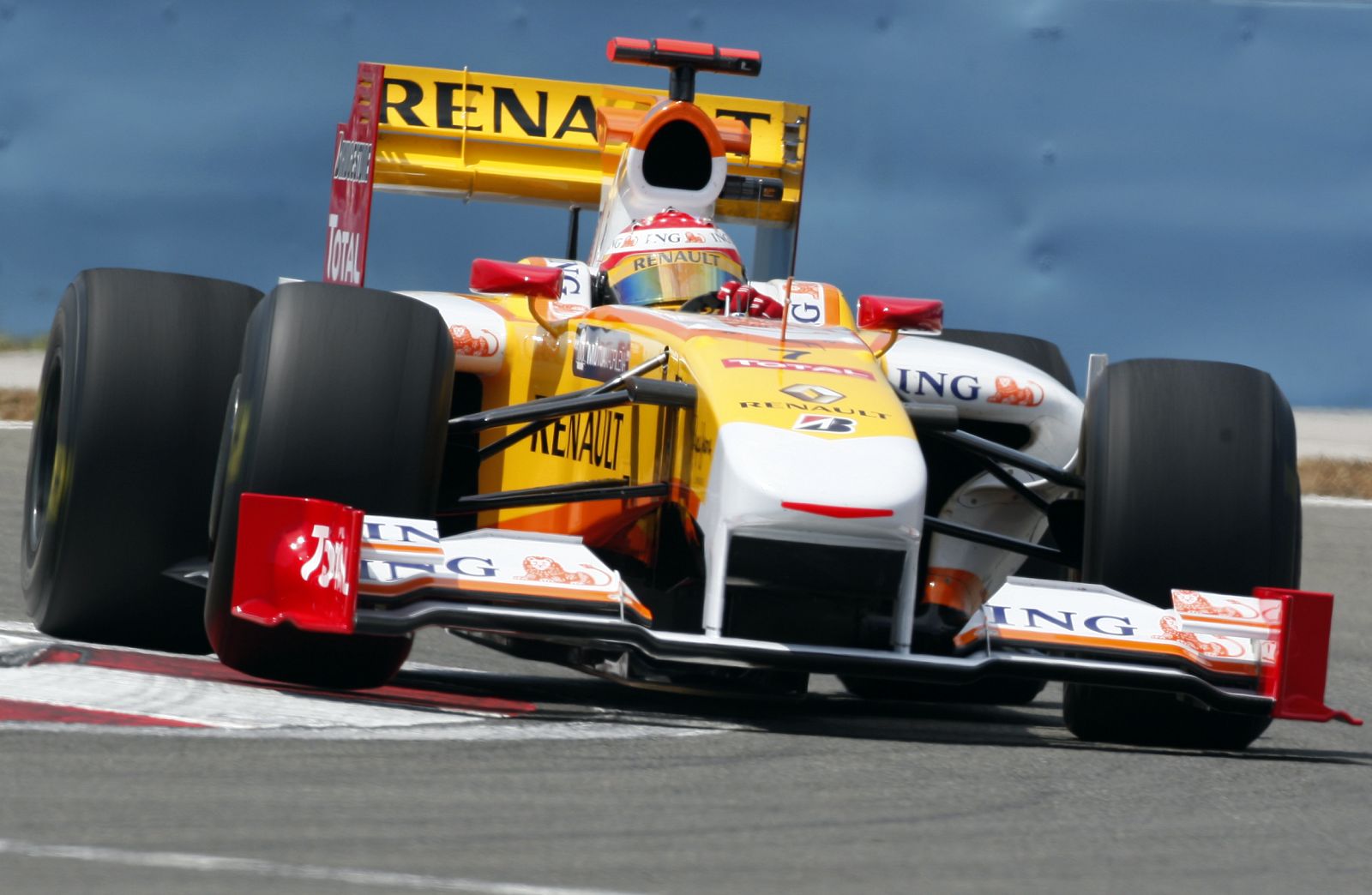 Fernando Alonso durante los entrenamientos del Gran Premio de Turquía.