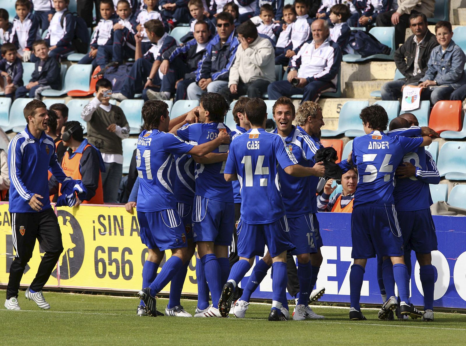 Los jugadores del Real Zaragoza celebran uno de sus goles frente a la UD Salamanca