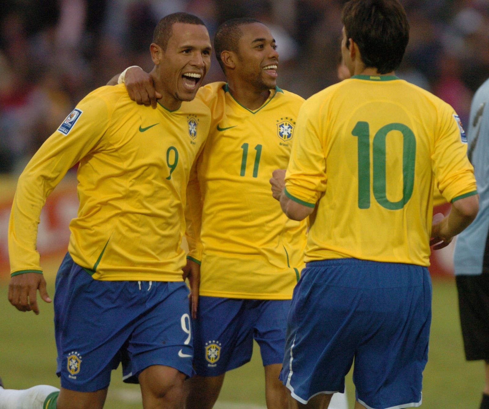 Luis Fabiano, Robinho y Kaká celebran después del gol de su equipo ante Uruguay.