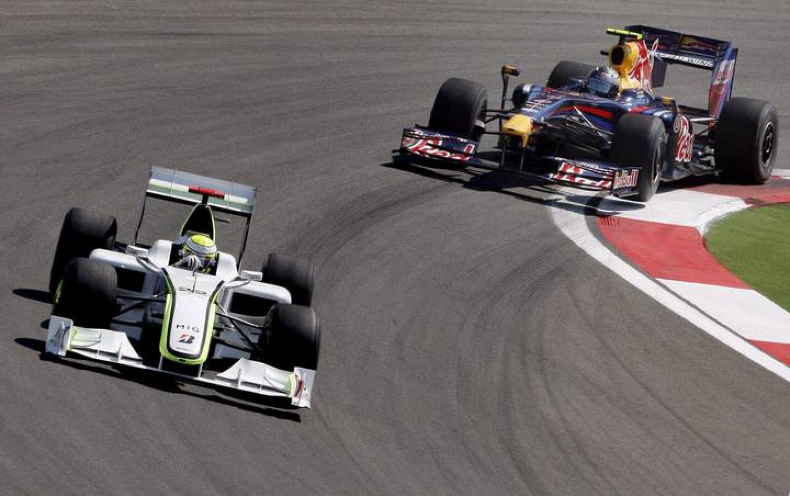 El piloto de Brawn GP, Jenson Button, por delante del alemán Sebastian Vettel, de Red Bull, durante el Gran Premio de Turquía.