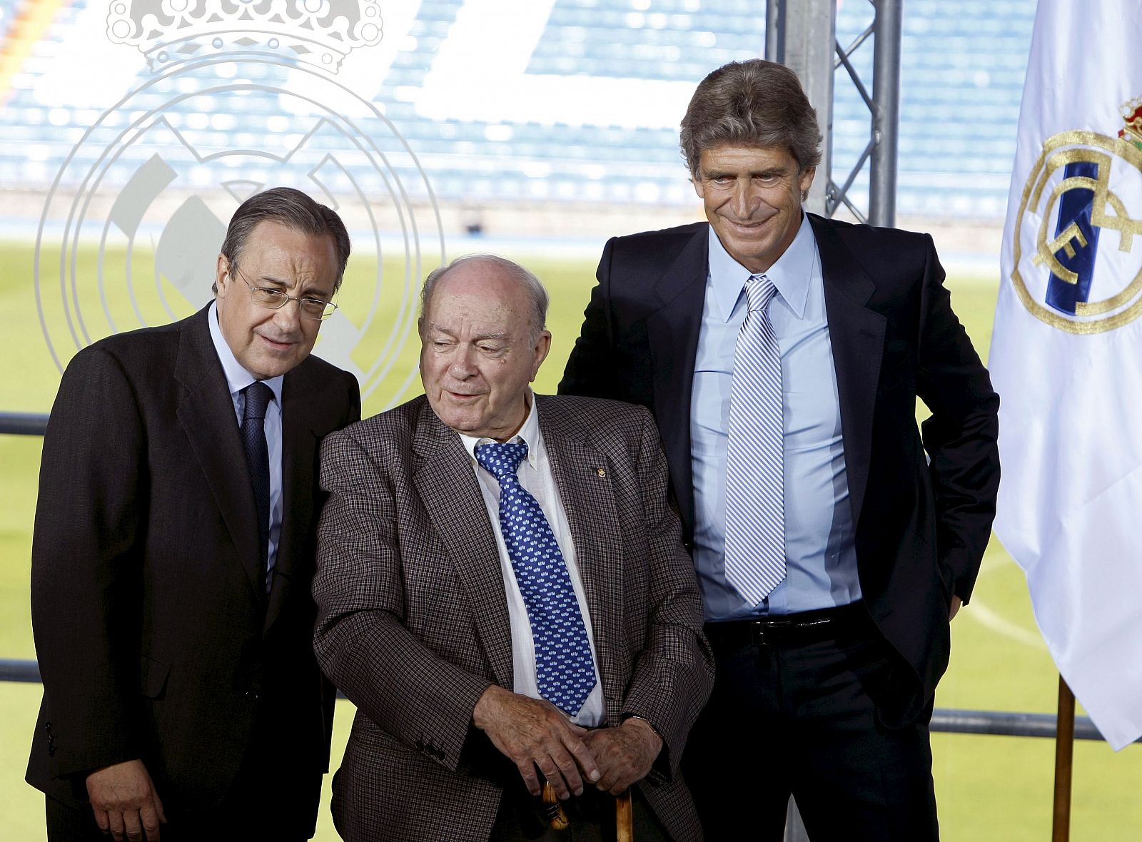 Manuel Pellegrini (d) posa junto al presidente del Real Madrid, Florentino Pérez (i), y el presidente de honor del club, Alfredo Di Stéfano