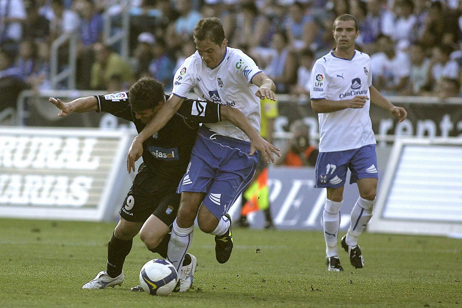 El defensa argentino del Tenerife Ezequiel Luna lucha un balón con el delantero del Xerez Mario Bermejo