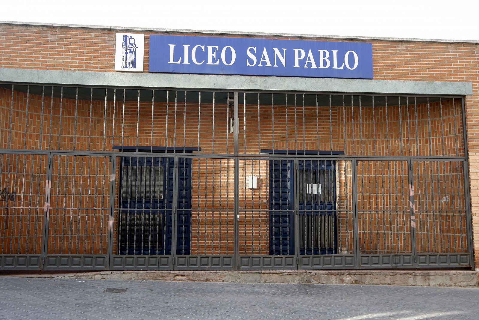 Vista de la entrada del colegio Liceo San Pablo, de Leganés (Madrid), donde se ha detectado un caso de A(H1N1) y cinco están en estudio.