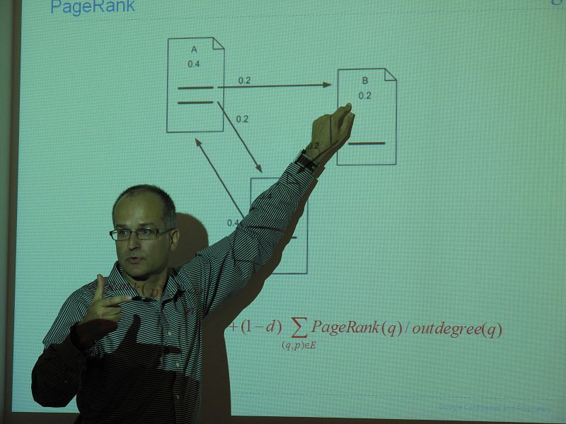 Juergen Galler, responsable de Buscadores de Google para Europa, en la conferencia que ha impartido en Madrid.