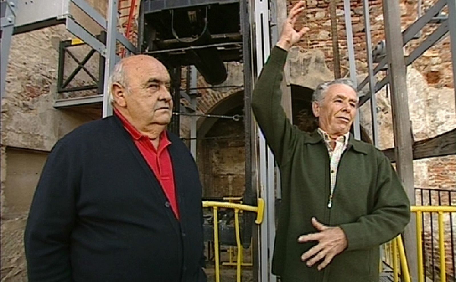 Manuel y Pedro, dos mineros jubilados en la entrada del pozo San Aquilino.