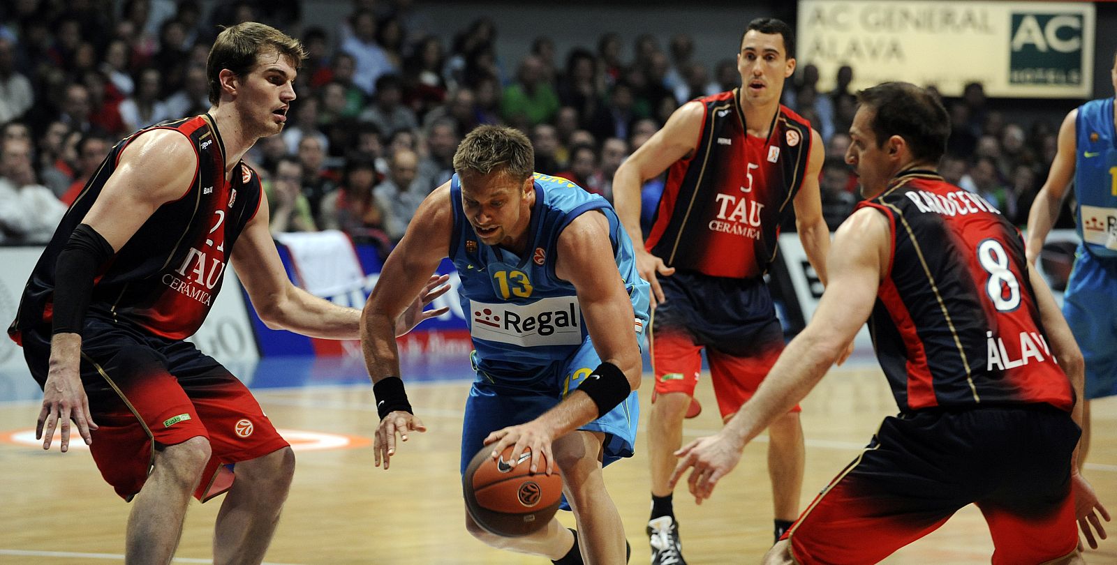 Regal FC Barcelona's Andersen passes Tau Ceramica's Splitter and Rakocevic during their Euroleague basketball game in Vitoria.