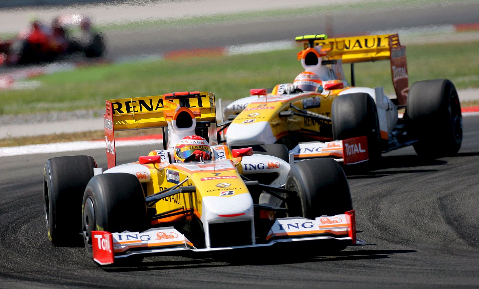 Fernando Alonso y Nelson Piquet, los dos pilotos del equipo Renault.