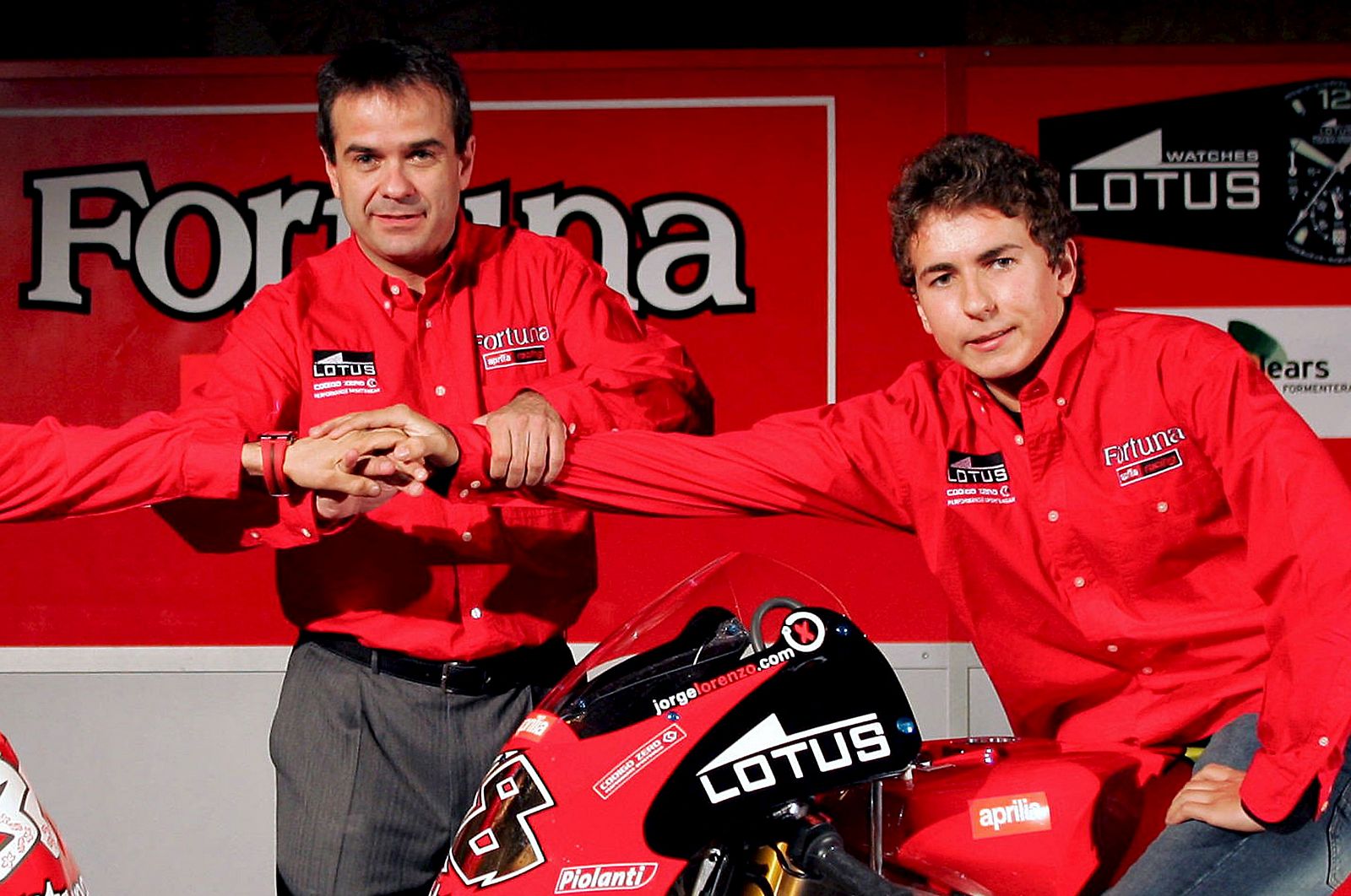 Fotografía de archivo en la que aparece Dani Amatriaín (i) junto al piloto de MotoGP Jorge Lorenzo.