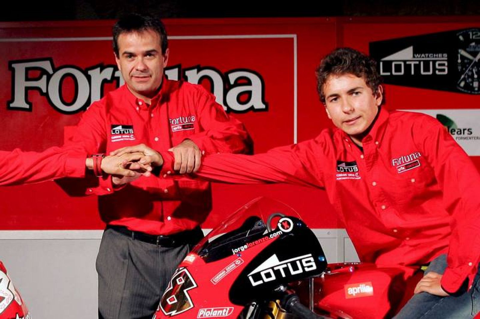 Fotografía de archivo en la que aparece Dani Amatriaín (i) junto al piloto de MotoGP Jorge Lorenzo. 
