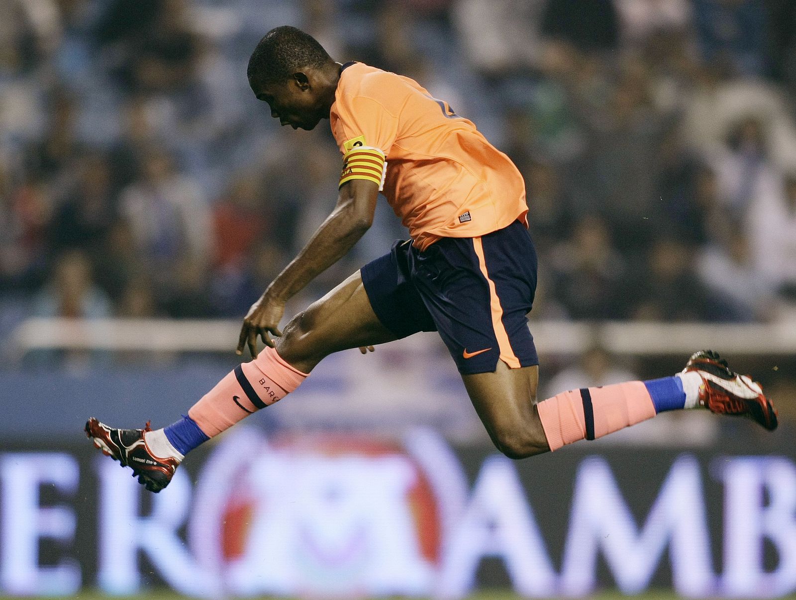 Samuel Eto'o marca su 30º gol de la temporada ante el Deportivo