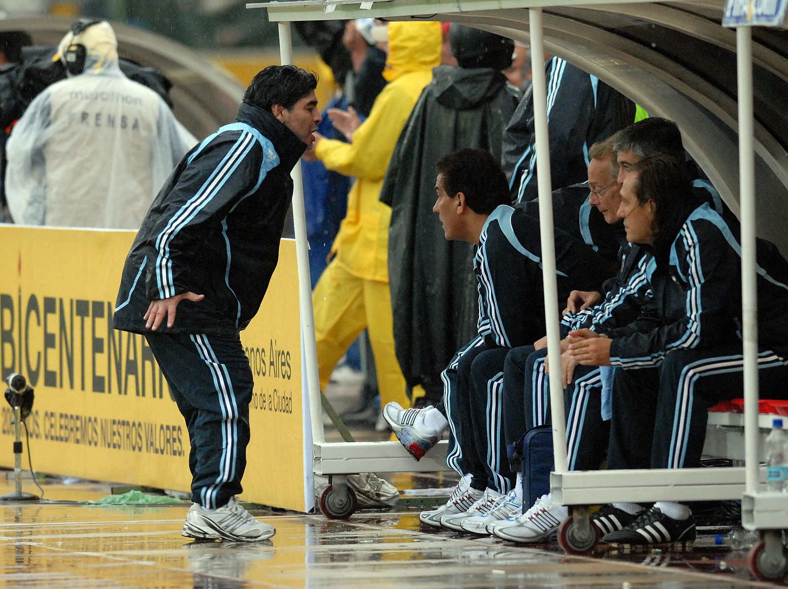 Diego Armando Maradona discute con los miembros de su cuerpo técnico tras los goles de Ecuador