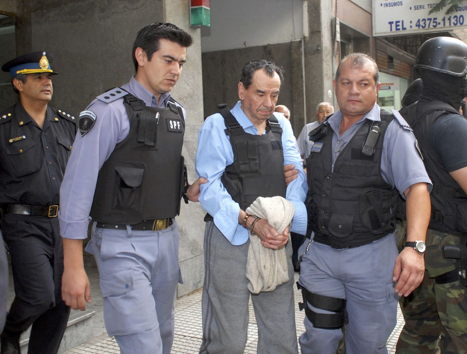Rodolfo Almirón es custodiado por dos agentes en mayo de 2008.