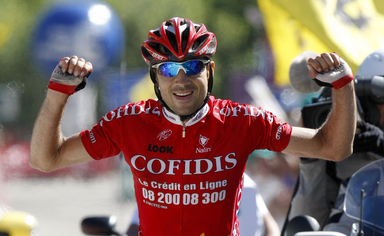 El francés David Moncoutie celebra la victoria en la séptima etapa de la Dauphiné Liberé.