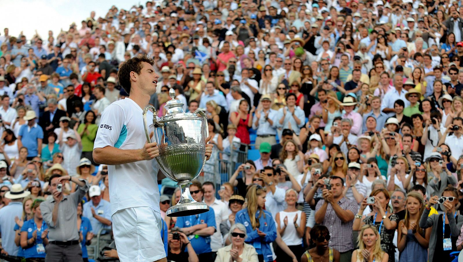 Andy Murray sostiene su primer trofeo en un torneo de hierba.