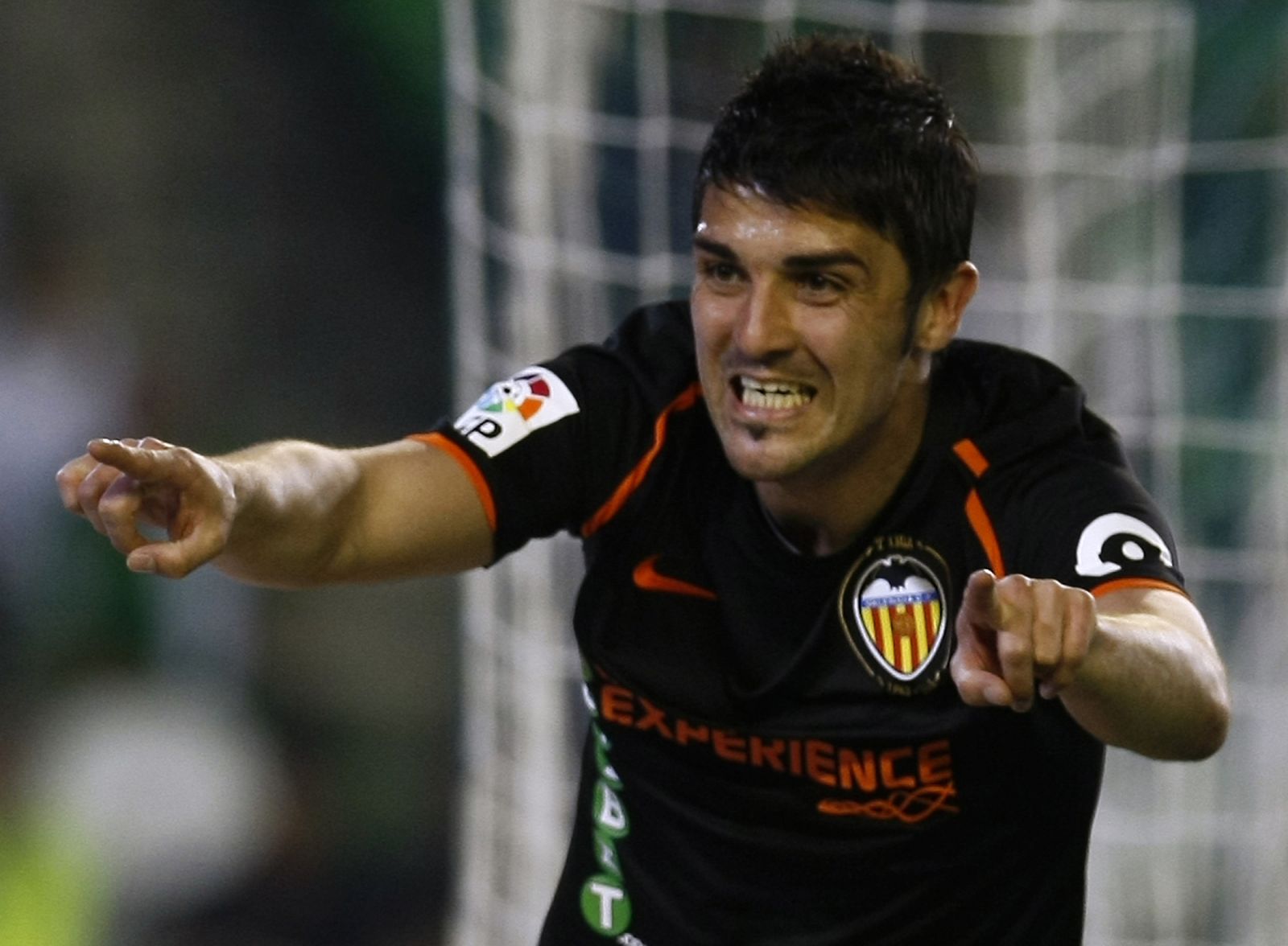 David Villa celebra un gol con el Valencia.