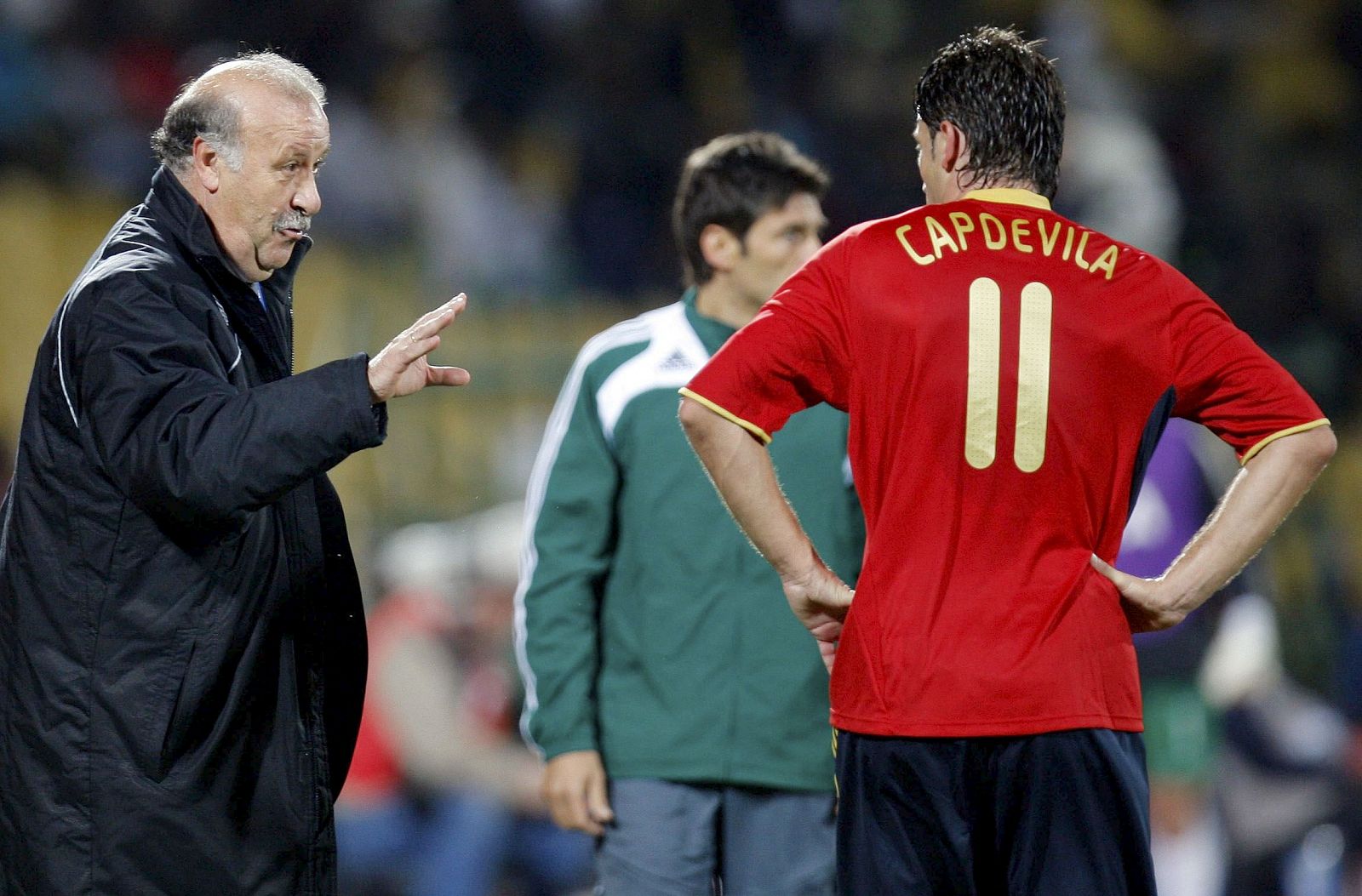 Vicente del Bosque da instrucciones a Joan Capdevila durante el partido