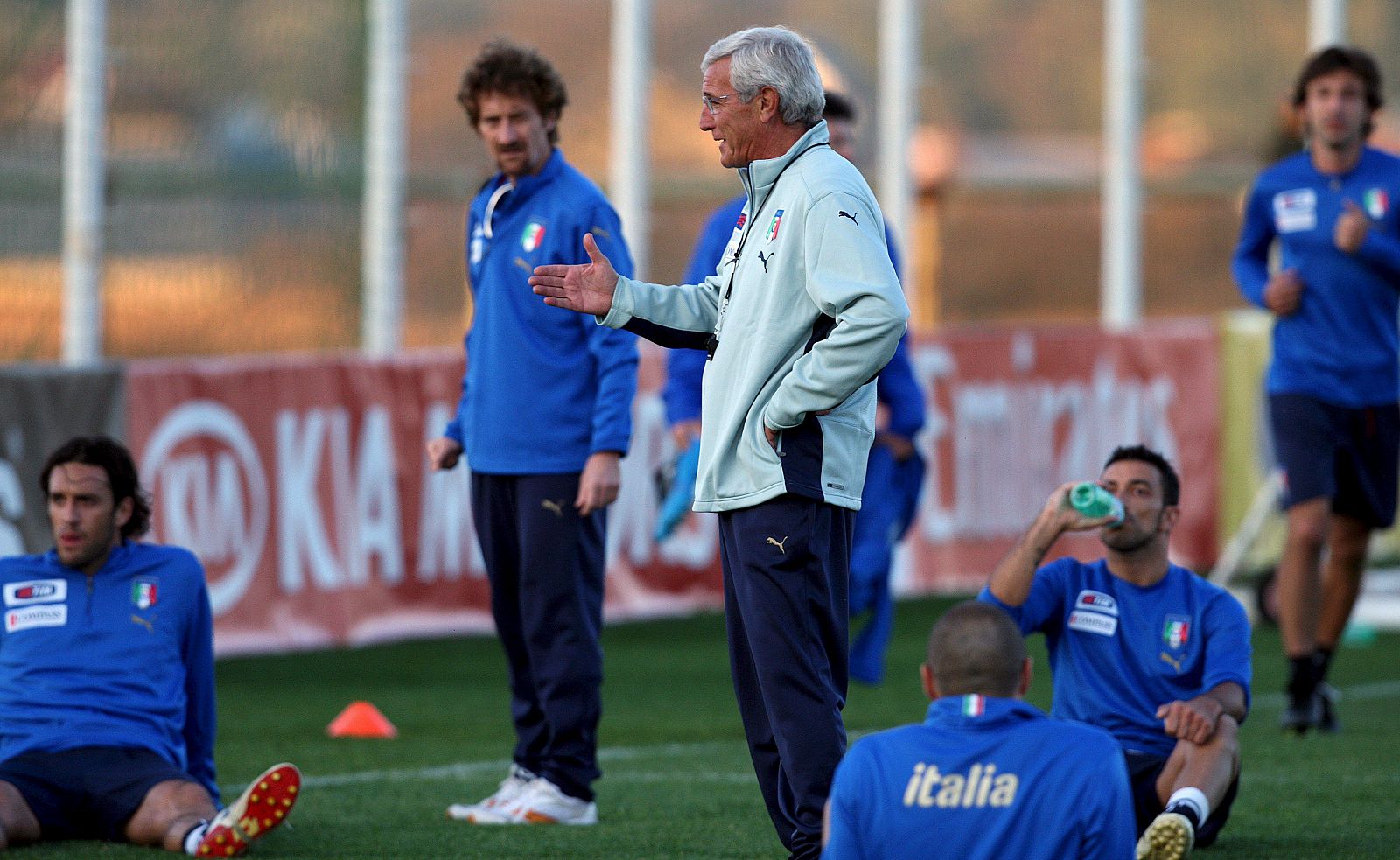 El entrenador de la selección italiana de fútbol Marcello Lippi da instrucciones a sus jugadores