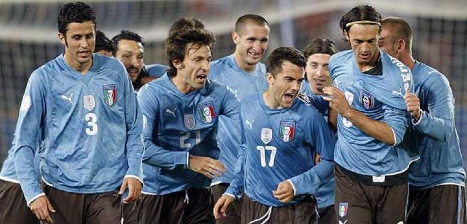 Italia salva los papeles ante una selección estadounidense con diez jugadores.