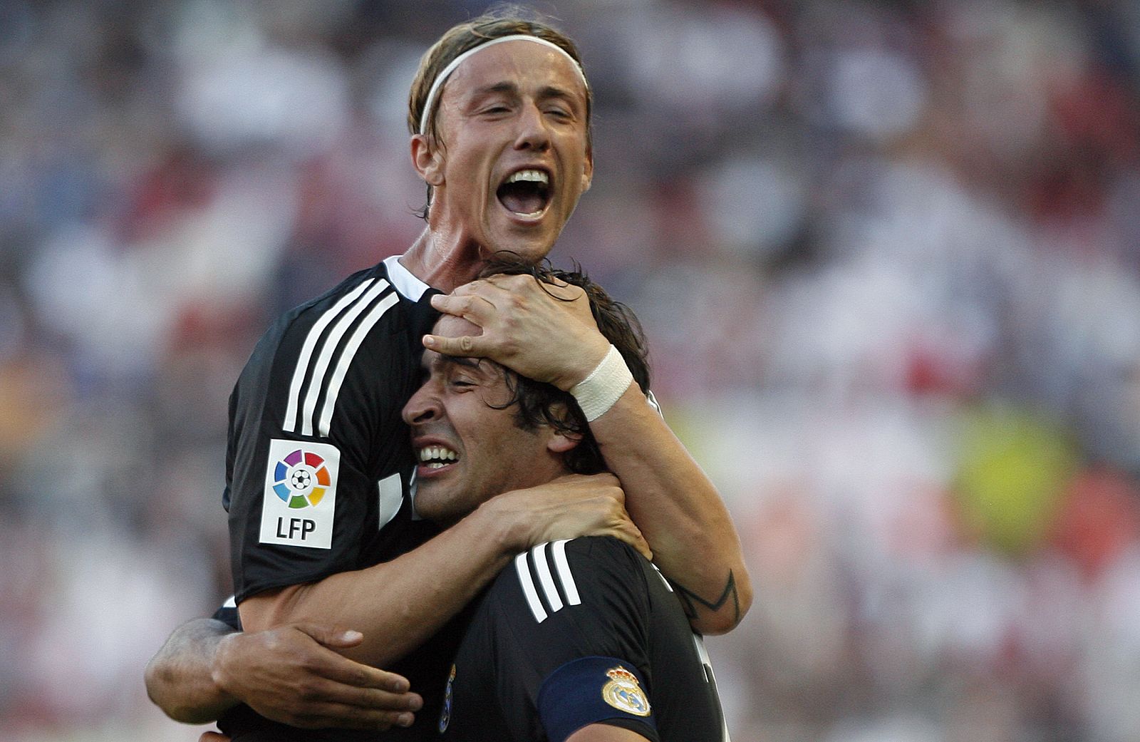 Raúl celebra uno de sus goles esta temporada junto a su compañero Guti.