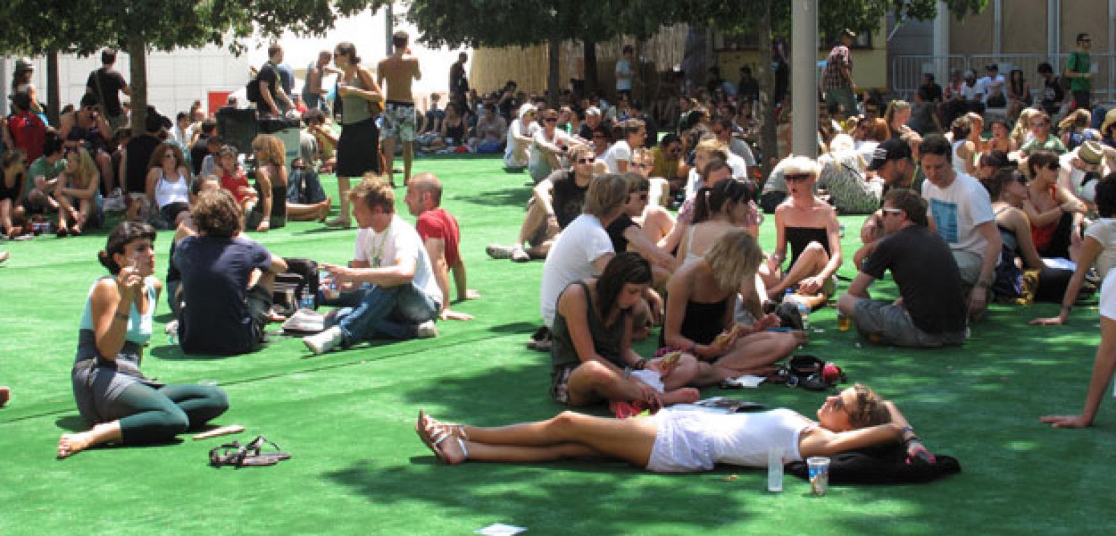 Público acalorado tumbado en el césped del SonarVillage.