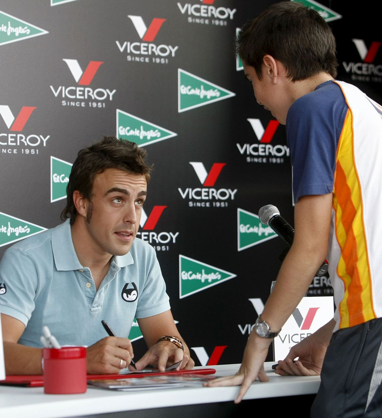 Alonso, que congregó a una multitud en Madrid, teme la falta de interés en la F-1.