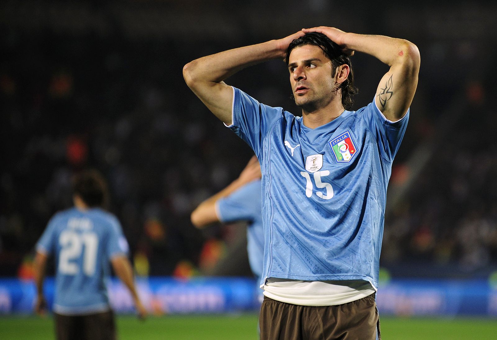 Vincenzo Iaquinta, jugador de la selección italiana se lamenta tras fallar una clara oportunidad de gol ante Egipto en la Copa Confederaciones.