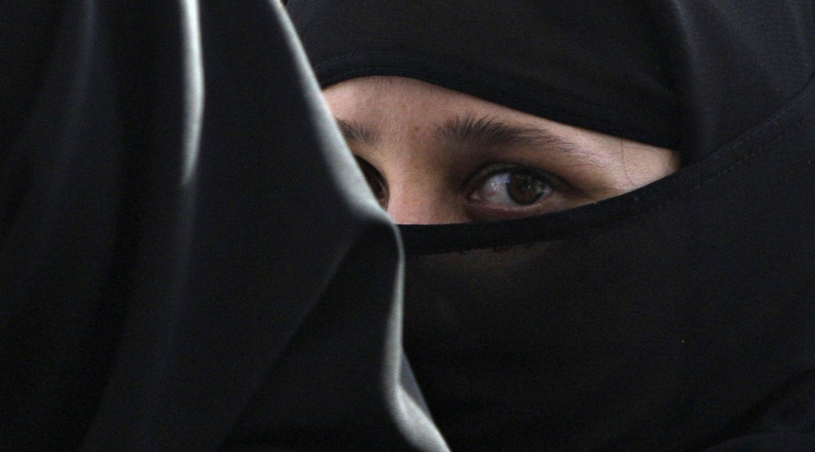 Tras la prohibición del velo en 2004, Francia reabre la polémica con el burka.