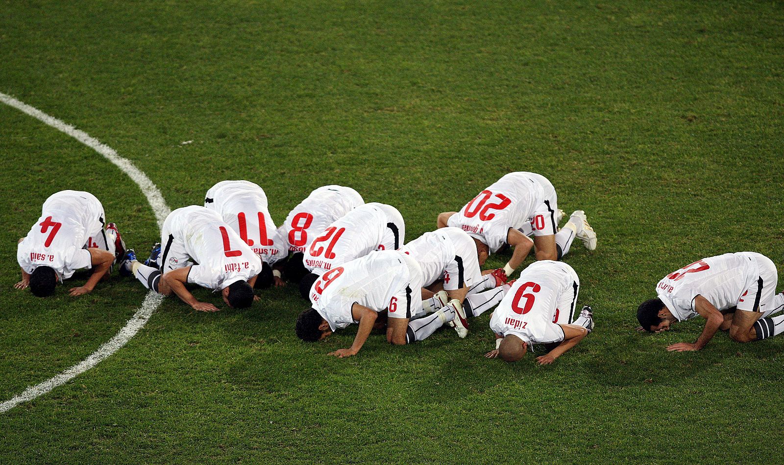 Algunos jugadores rezaban tras la victoria ante Italia.