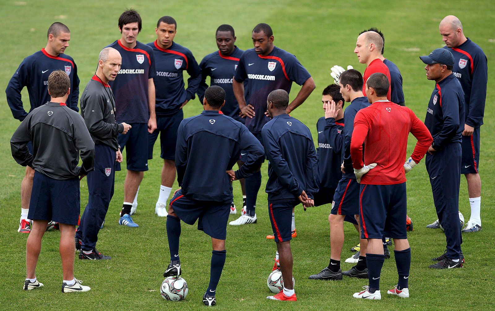 El entrenador de la selección estadounidense de fútbol, Bob Bradley, da instrucciones a sus jugadores.