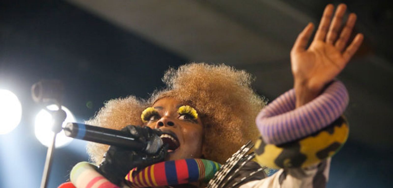 Ebony Bones, una de las artistas que nos perdimos y que nos moríamos por ver.