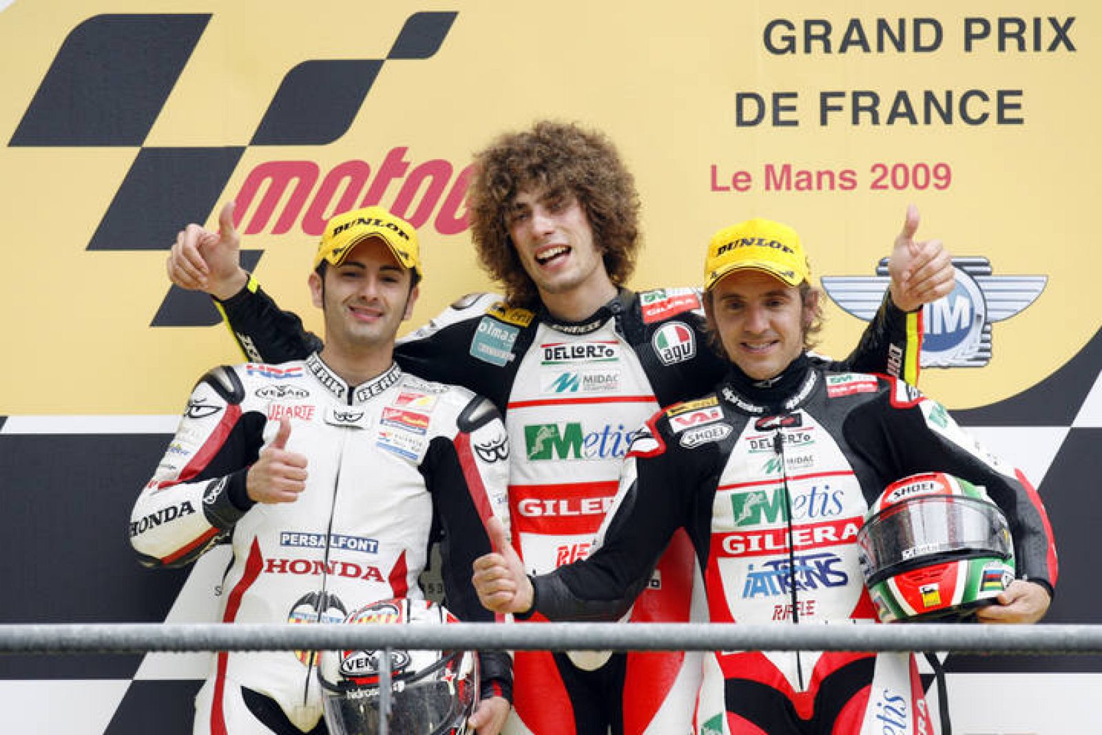Héctor Faubel, primero por la izquierda, subió al podio en Le Mans.